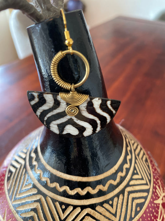 Earring in elegant white and dark brown horn,Handmade horn earrings