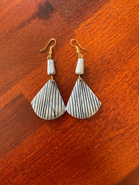 Earring in elegant grey horn