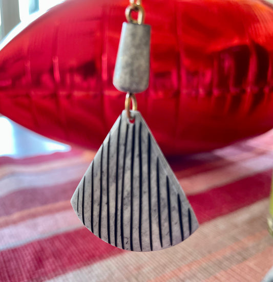 Earring in elegant grey horn