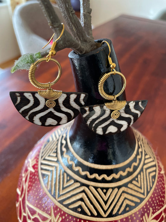 Earring in elegant white and dark brown horn,Handmade horn earrings