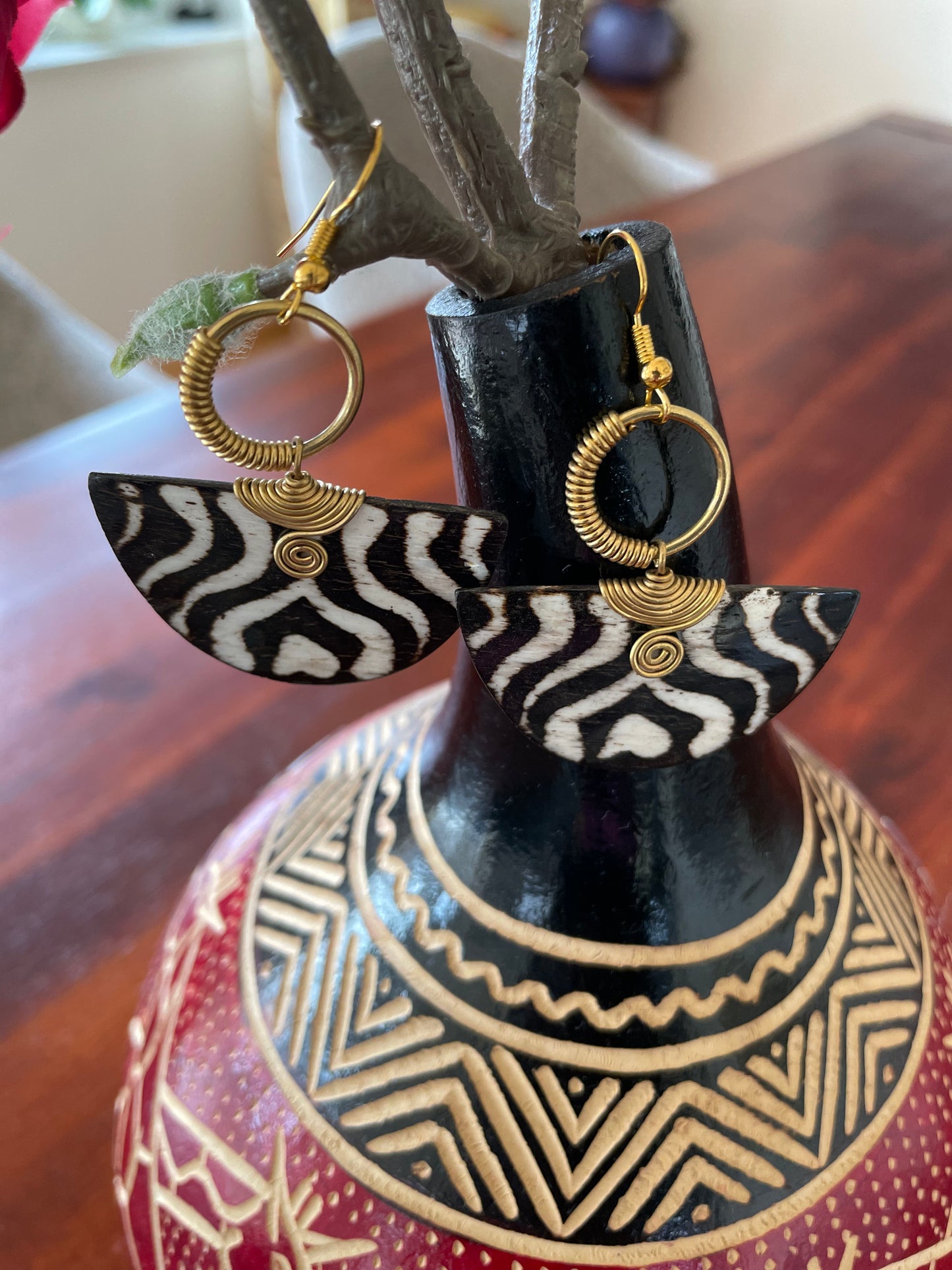 Earring in elegant white and dark brown horn,Handmade horn earrings
