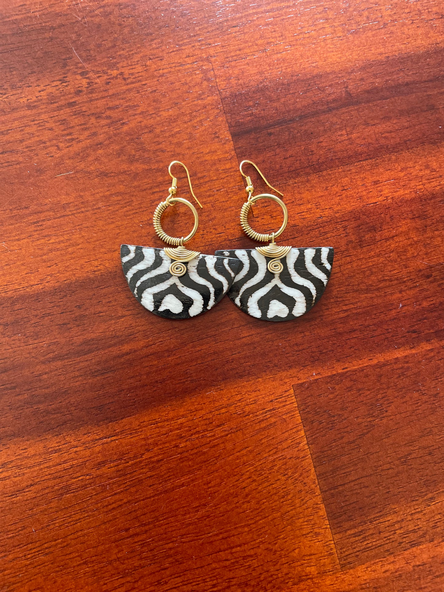 Earring in elegant white and dark brown horn,Handmade horn earrings